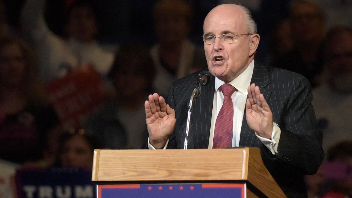 Trump omilostnil Giulianiho a další osoby obviněné ze snahy zvrátit volby